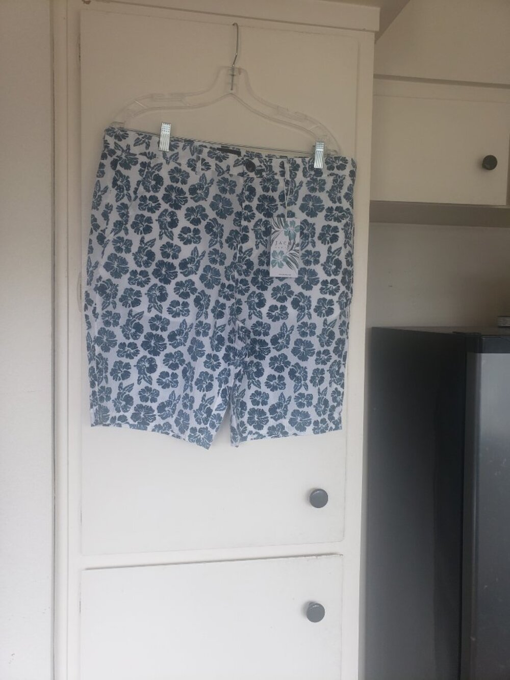 Jachs New York White Shorts with Green Flowers Size 34